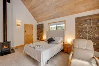 5 Mi to Soda Springs Mtn Resort: Forest-view Gem! - 2-Star