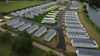 度假村內雅緻兩臥室1.5間浴室移動房屋 - 可住6人 - 游泳池