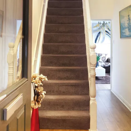 Elegant 5-bedroom Home- Fast Wifi, Free Parking & Netflix