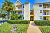 Walk to Canova Beach Park: Couple's Coastal Condo - balcony