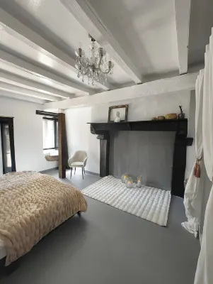 Charming 1818 Farmhouse Retreat with Private Pool in Pensol - สระว่ายน้ำส่วนตัว