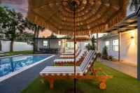 Resort Villa Modern Pool Outdoor Dining -  Ferienhäuser