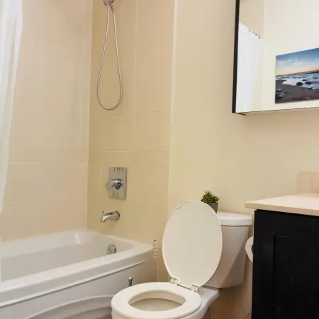 Stylish Cozy 1Bedroom Condo in Square one centre