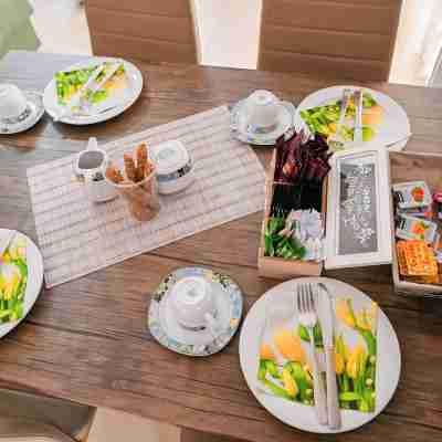 George's Cozy Nest Dining/Meeting Rooms
