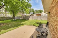 Fenced Yard & Patio! Shawnee Getaway 2 Mi to Dtwn