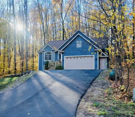 Captain's Chalet: 3,400 sq ft w/ Beach & Pool Pass, Game Rm, Hot Tub, & Firepit