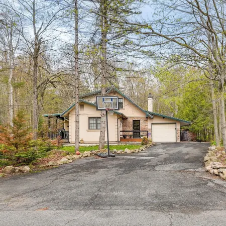 Poconos Cottage w/ Sauna ~ 10 Mi to Camelback!