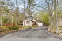 Poconos Cottage w/ Sauna ~ 10 Mi to Camelback! - parking