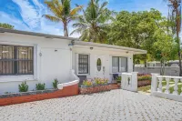 Sunny Pool Days! North Miami Home Base Near Beach - Country Houses
