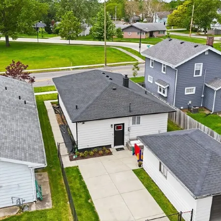 King Bed, Fenced Yard, Parking, TV’s in All Rooms! Near Parks