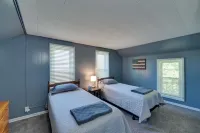3 Miles to Torch Lake! Farmhouse w/ Vineyard View - 2-Sterne