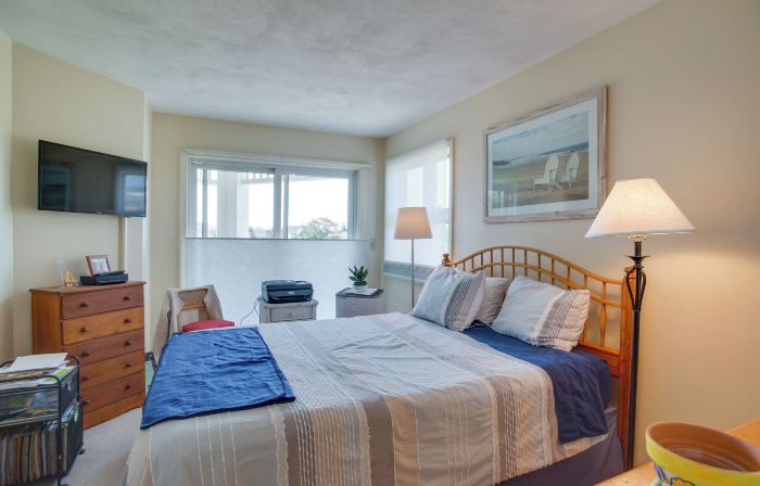 Breezy Oak Bluffs Condo - Steps to Inkwell Beach!