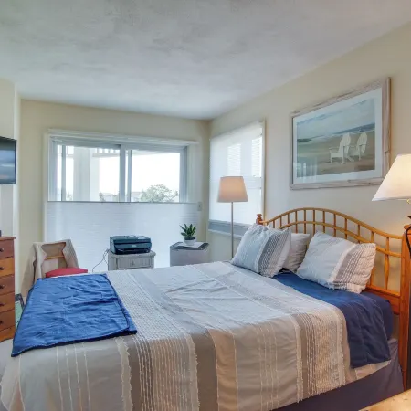 Breezy Oak Bluffs Condo - Steps to Inkwell Beach!