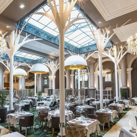 Le Grand Hotel des Thermes Отели рядом с достопримечательностью «Пляж Сийон»