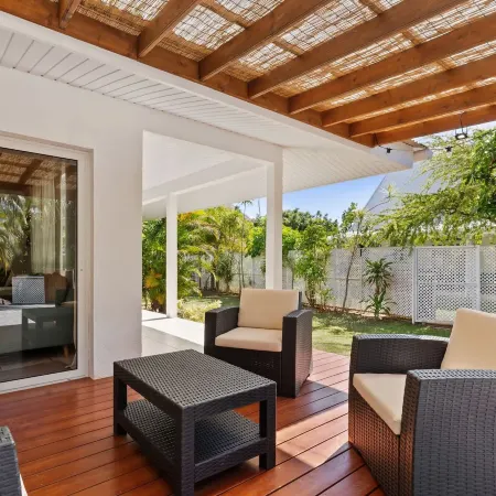 2BR Moorea Retreat With Private Canal BBQ