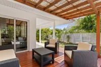 2BR Moorea Retreat With Private Canal BBQ - Wi-Fi