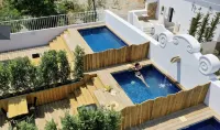 Colegio Charm House - Pools