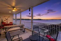 Bright Lakefront Condo, Amazing Views, Pools, Hot Tub - Boutique
