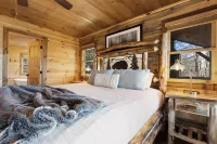 Stunning Views Sleeps 10 - Hot Tub - 2 Fireplaces - Balcony