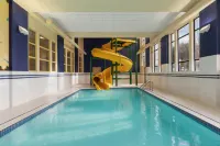 Hampton Inn & Suites by Hilton Langley-Surrey - Pools