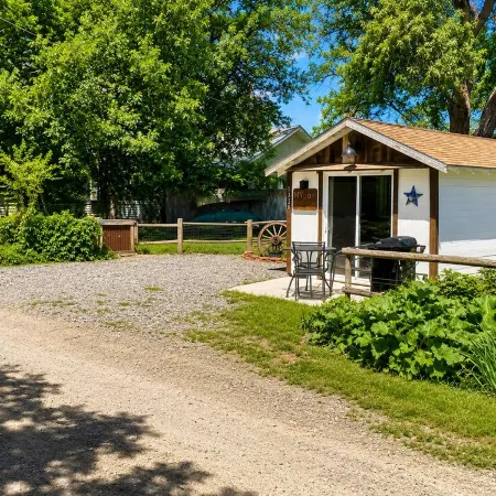 “WYNOT BUNKHOUSE”, Western class in a quaint backyard retreat