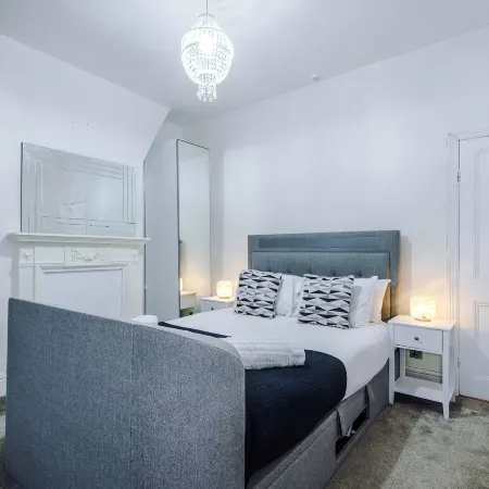 Bright 3BR Home Manchester Wi-fi Parking