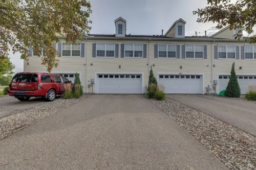 Shakopee Townhome Near Valleyfair & Mystic Lake - 2-Star