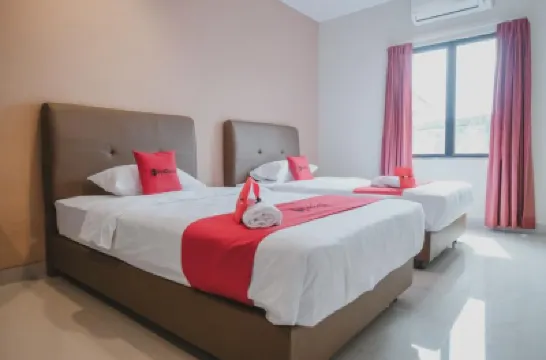 RedDoorz Plus Near Ferry Terminal Batam Center Hotels in Sadai