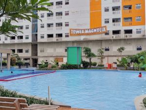 Homey and Comfortable Studio at Green Pramuka City Apartment