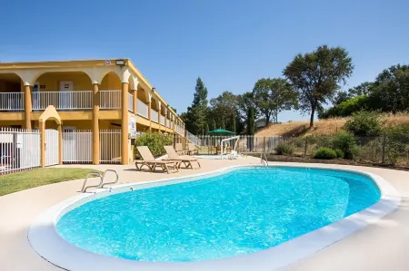 The Orchard Hotel Ukiah Wine Country Free Breakfast, Pool, & Hot Tub