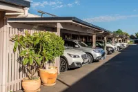 Country Pathfinder Motor Inn - Motels
