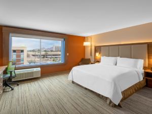 Holiday Inn Express & Suites Phoenix - Airport North