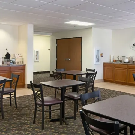 Super 8 by Wyndham Iola KS