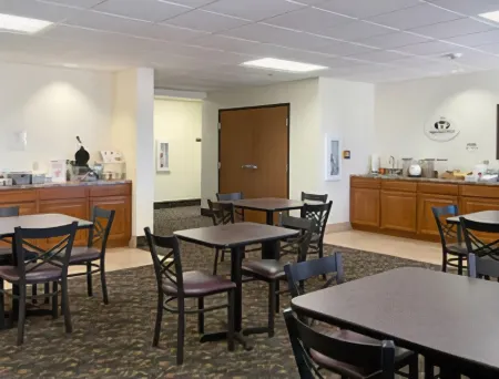 Super 8 by Wyndham Iola KS