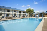 Days Inn & Suites by Wyndham Laredo