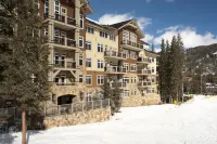 Luxury 1-Bedroom Ski-in Out Condo with Slopeside Heated Pool, No Cleaning Fee 1 Condo by Redawning Hotels in 