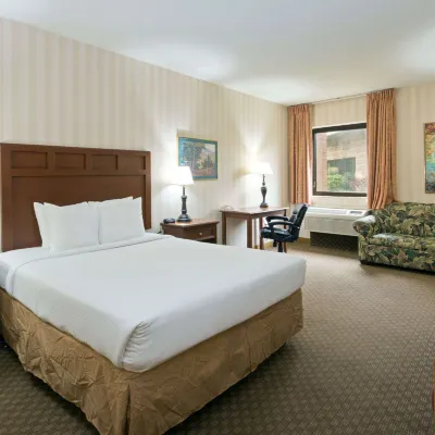 Days Inn & Suites by Wyndham Northwest Indianapolis Các khách sạn gần Holliday Park