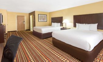 Days Inn & Suites by Wyndham Davenport East
