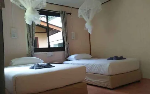 ห้องมาตรฐานเตียงแฝดพร้อมเครื่องปรับอากาศ