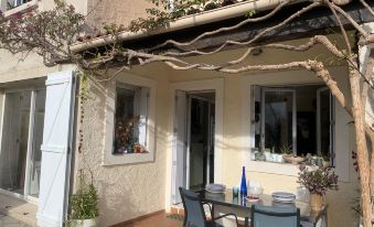 Bright and Quiet House with Two Gardens North (Shade) and South (Sun)