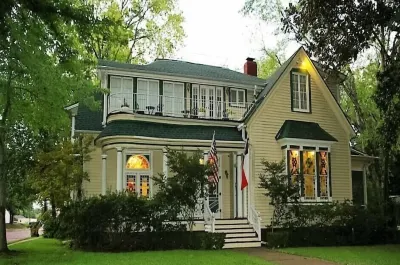 Woldert-Spence Manor Hotels near Lone Star Botanicals
