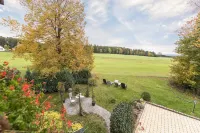 Landhotel Lindenhof Hotel dekat Schätzlerbad Weiden