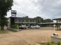 Memphis Motor Inn - parking