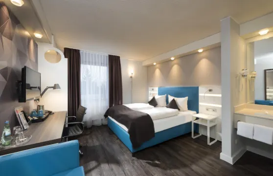 特羅斯多夫科隆機場宜必思尚品酒店