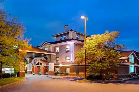 Travelodge by Wyndham Oshawa Whitby