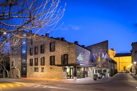 Parador de La Seu D Urgell Отели рядом с достопримечательностью «Cova d'Anes»