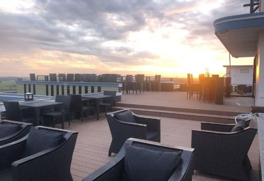 캄퐁 톰 로열 호텔 스카이바