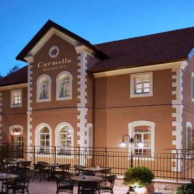 Carmella Spa & Boutique Hotel Отели рядом с достопримечательностью «Пляж Кармель»