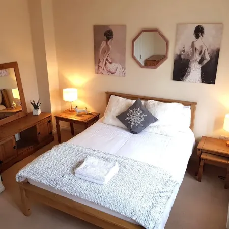 Caspian House (4 Bedrooms) - Serviced Accommodation