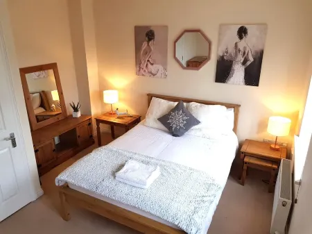 Caspian House (4 Bedrooms) - Serviced Accommodation Отели в г. Гримсби